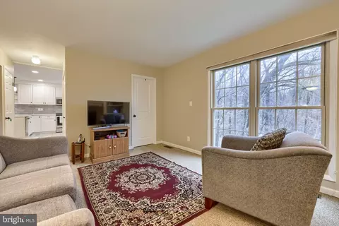 Living - 34 Eagle Ln, Reading, PA 19607 photo 5 of 10