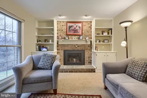 Living - 34 Eagle Ln, Reading, PA 19607 photo 7 of 10