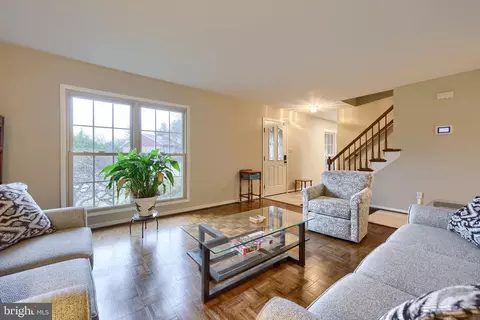 Living - 34 Eagle Ln, Reading, PA 19607 photo 3 of 10