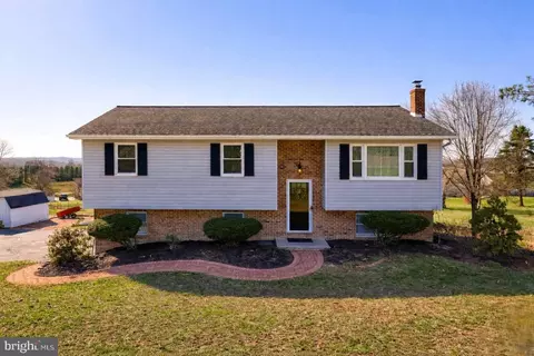 433 Sleepy Hollow Dr, Mohrsville, PA 19541