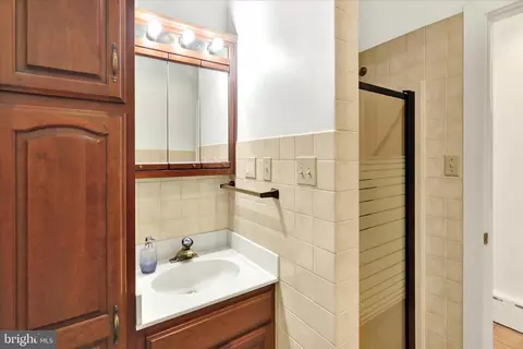 Bath - 716 Schuylkill Ave, Reading, PA 19601 photo 3 of 4