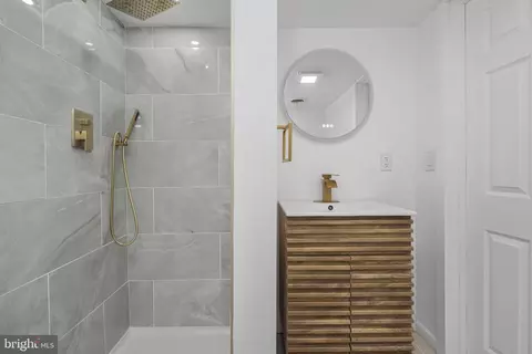Bath - 837 Philadelphia Ave, Reading, PA 19607 photo 2 of 2