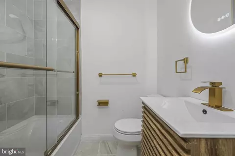 Bath - 837 Philadelphia Ave, Reading, PA 19607 photo 1 of 2