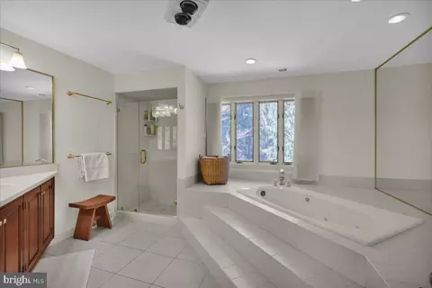 Bath - 7 Hessian Blvd, Reading, PA 19607 photo 4 of 7