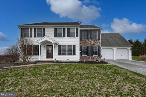 401 Harmony Ln, Douglassville, PA 19518