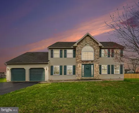 4983 Thornbury Cr, Douglassville, PA 19518