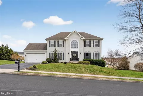 808 Bramblewood Dr, Douglassville, PA 19518