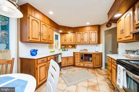 Kitchen - 199 Deer Hill Rd, Reading, PA 19607 photo 2 of 7