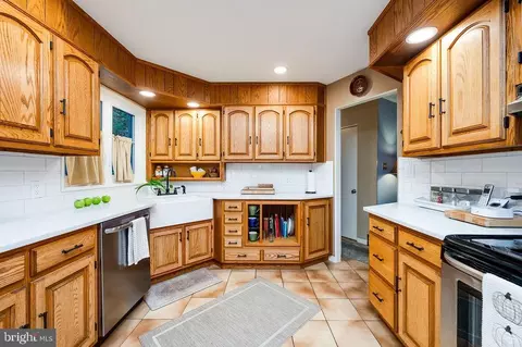 Kitchen - 199 Deer Hill Rd, Reading, PA 19607 photo 4 of 7