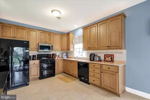 Kitchen - 162 N Cacoosing Dr, Reading, PA 19608 photo 2 of 3