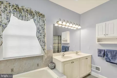 Bath - 162 N Cacoosing Dr, Reading, PA 19608 photo 2 of 3