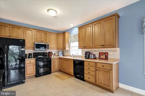 Kitchen - 162 N Cacoosing Dr, Reading, PA 19608 photo 1 of 3