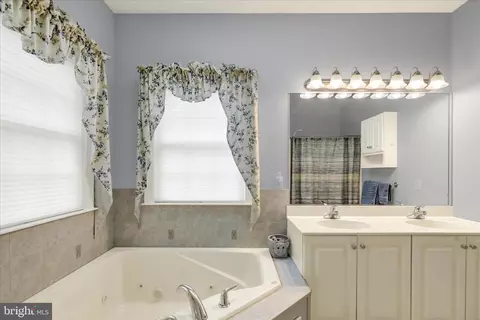 Bath - 162 N Cacoosing Dr, Reading, PA 19608 photo 1 of 3