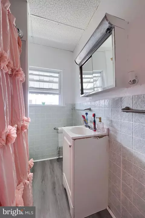 Bath - 814 Master St, Reading, PA 19602 photo 1 of 1