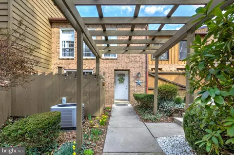 165 Oakmont Ct, Reading, PA 19607