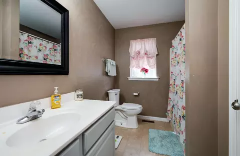 Bath - 4870 Dunham Dr, Reading, PA 19606 photo 2 of 3