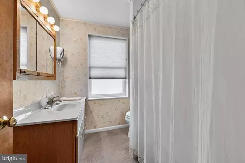 Bath - 397 Pine St, Reading, PA 19611 photo 1 of 2