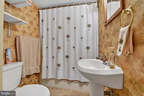 Bath - 397 Pine St, Reading, PA 19611 photo 2 of 2