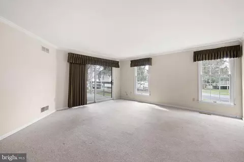 Living - 2000 Meadow Gln, Reading, PA 19610 photo 2 of 5