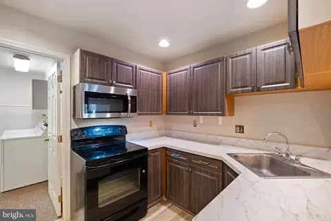 Kitchen - 2000 Meadow Gln, Reading, PA 19610 photo 2 of 3