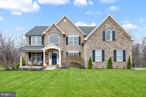 115 Woods Edge Dr, Douglassville, PA 19518