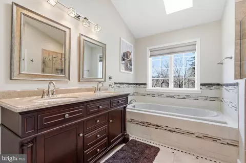 Bath - 5 Glen Hollow Ct, Reading, PA 19607 photo 2 of 7