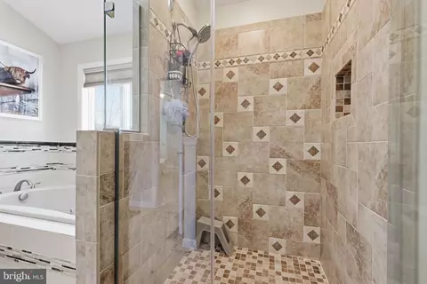Bath - 5 Glen Hollow Ct, Reading, PA 19607 photo 4 of 7