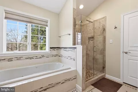 Bath - 5 Glen Hollow Ct, Reading, PA 19607 photo 3 of 7