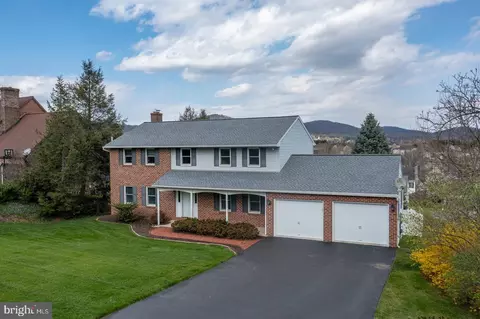 37 Estates Dr, Reading, PA 19606 photo 2