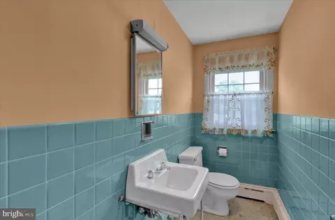 Bath - 1405 Meade St, Reading, PA 19607 photo 4 of 7