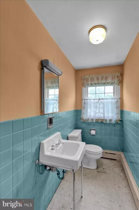 Bath - 1405 Meade St, Reading, PA 19607 photo 5 of 7