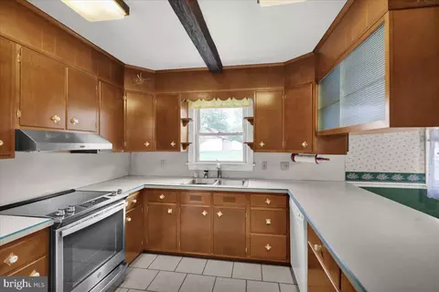 Kitchen - 1405 Meade St, Reading, PA 19607 photo 2 of 3
