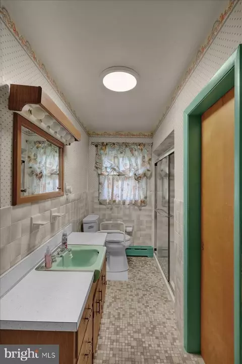 Bath - 1405 Meade St, Reading, PA 19607 photo 2 of 7
