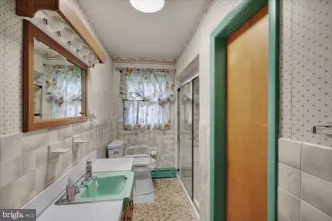 Bath - 1405 Meade St, Reading, PA 19607 photo 1 of 7