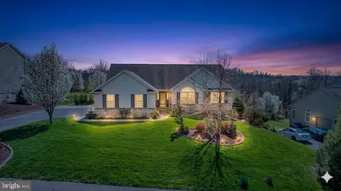 216 Pleasant View Dr, Douglassville, PA 19518