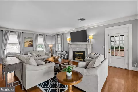 Living - 1500 Alsace Rd, Reading, PA 19604 photo 3 of 7