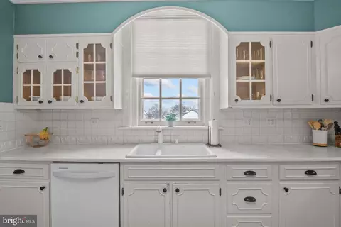 Kitchen - 1500 Alsace Rd, Reading, PA 19604 photo 2 of 5