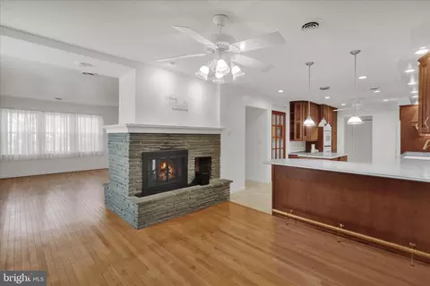Living - 602 N Brobst St, Reading, PA 19607 photo 7 of 11