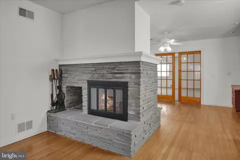 Living - 602 N Brobst St, Reading, PA 19607 photo 4 of 11
