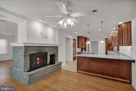 Living - 602 N Brobst St, Reading, PA 19607 photo 6 of 11