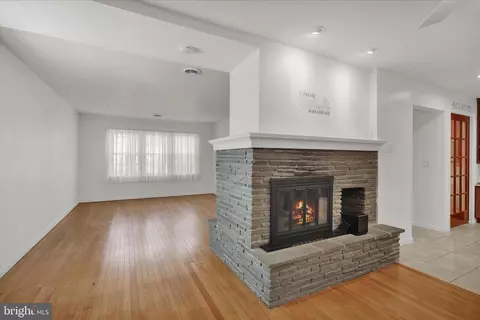 Living - 602 N Brobst St, Reading, PA 19607 photo 5 of 11