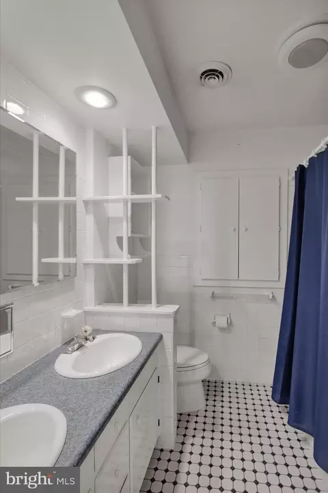 Bath - 602 N Brobst St, Reading, PA 19607 photo 2 of 7