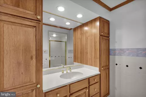 Bath - 602 N Brobst St, Reading, PA 19607 photo 5 of 7