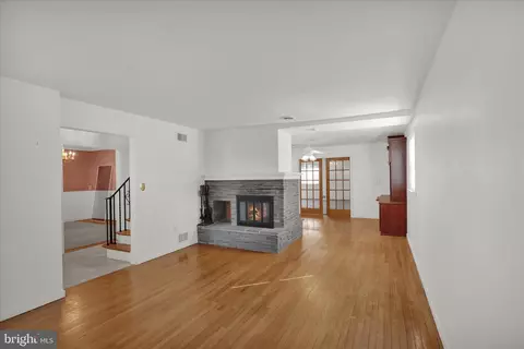 Living - 602 N Brobst St, Reading, PA 19607 photo 2 of 11