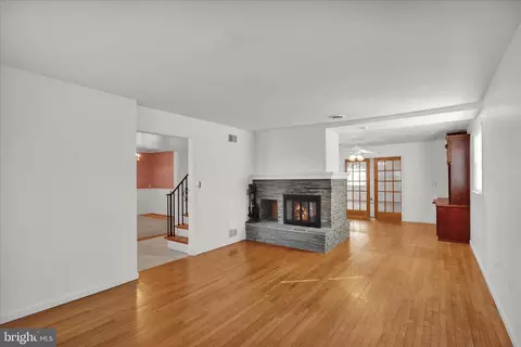 Living - 602 N Brobst St, Reading, PA 19607 photo 3 of 11