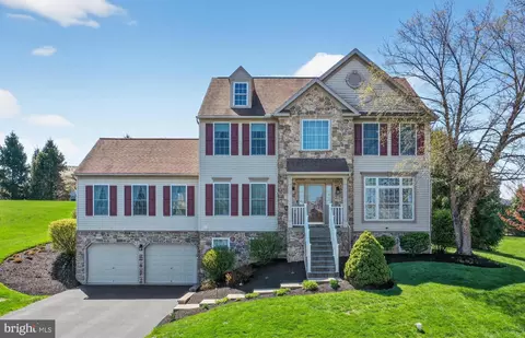 62 Sweetwater Ln, Wernersville, PA 19565