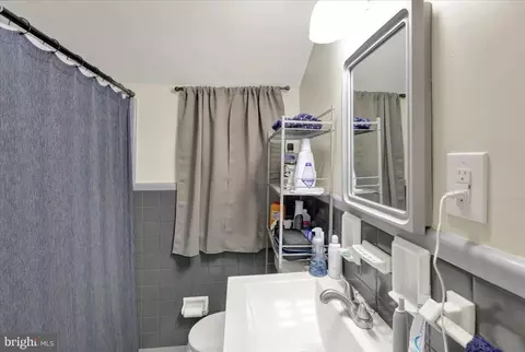 Bath - 1152 Gregg Ave, Reading, PA 19607 photo 1 of 2