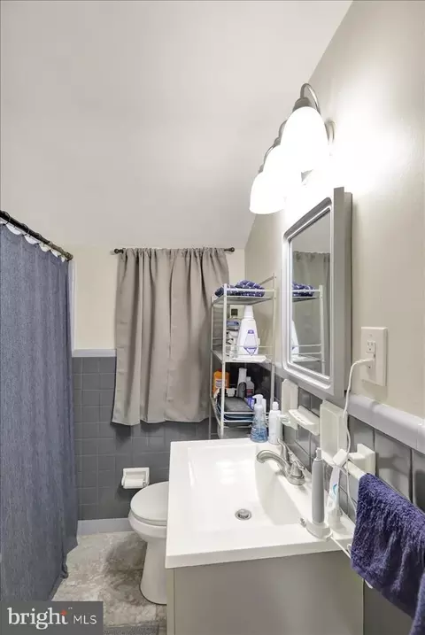 Bath - 1152 Gregg Ave, Reading, PA 19607 photo 2 of 2