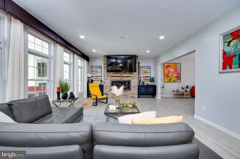 Living - 23 Nancy Cir, Reading, PA 19606 photo 2 of 4