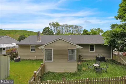 Exterior - 1530 Kramer Ave, Reading, PA 19606 photo 5 of 8